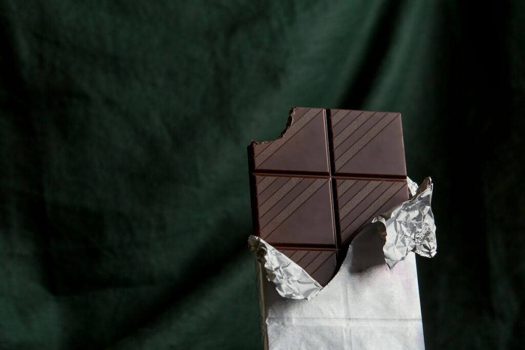 dark chocolate contains theobromine and theobromine benefits include the potential to slow aging