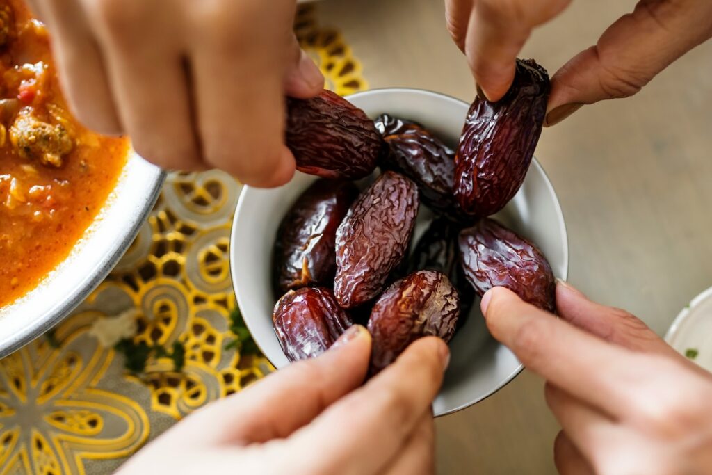 people are not letting the date content of sugar keep them from eating dates