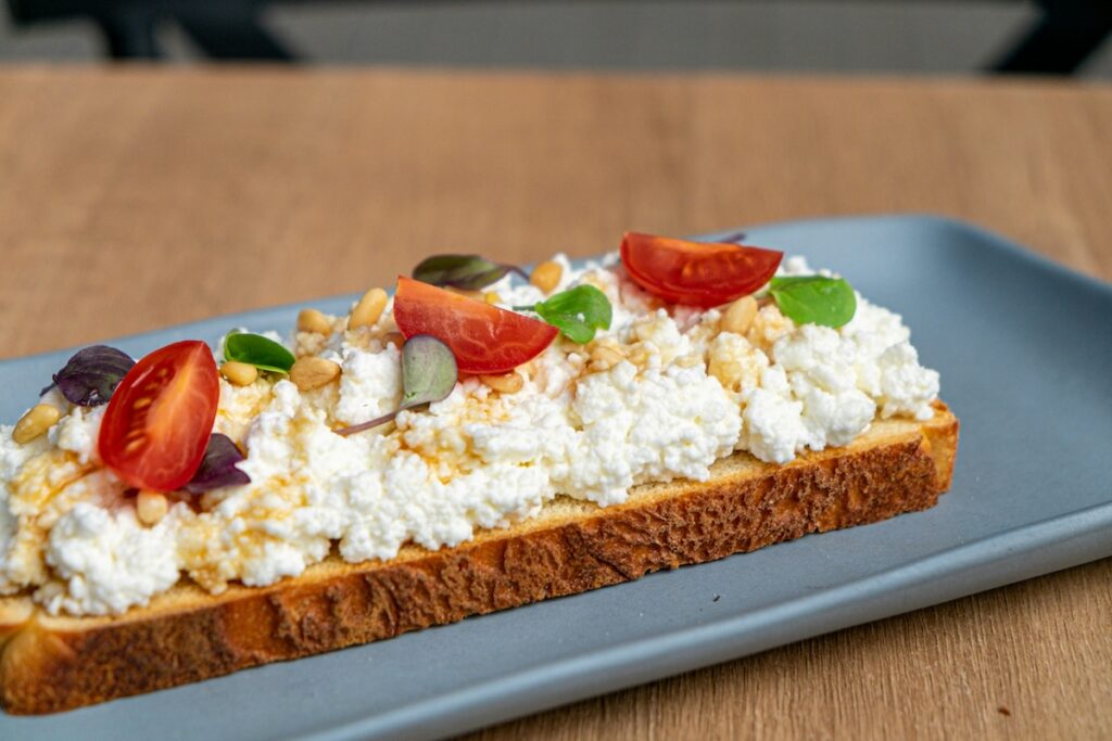 eating cottage cheese on toast is a great low-calorie cheese option