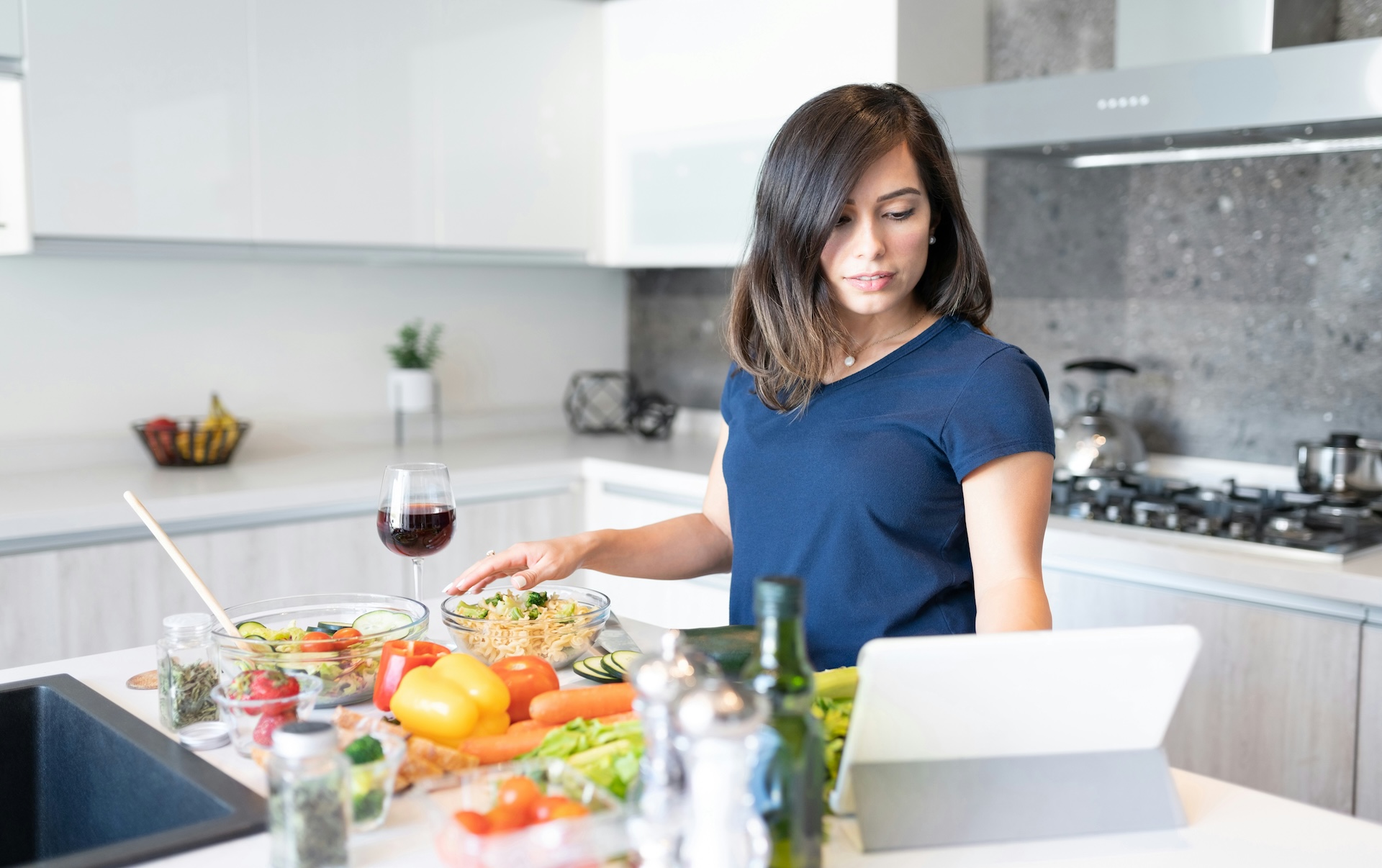 Woman preparing fresh vegetables in her kitchen while following food safety mistakes at home prevention tips