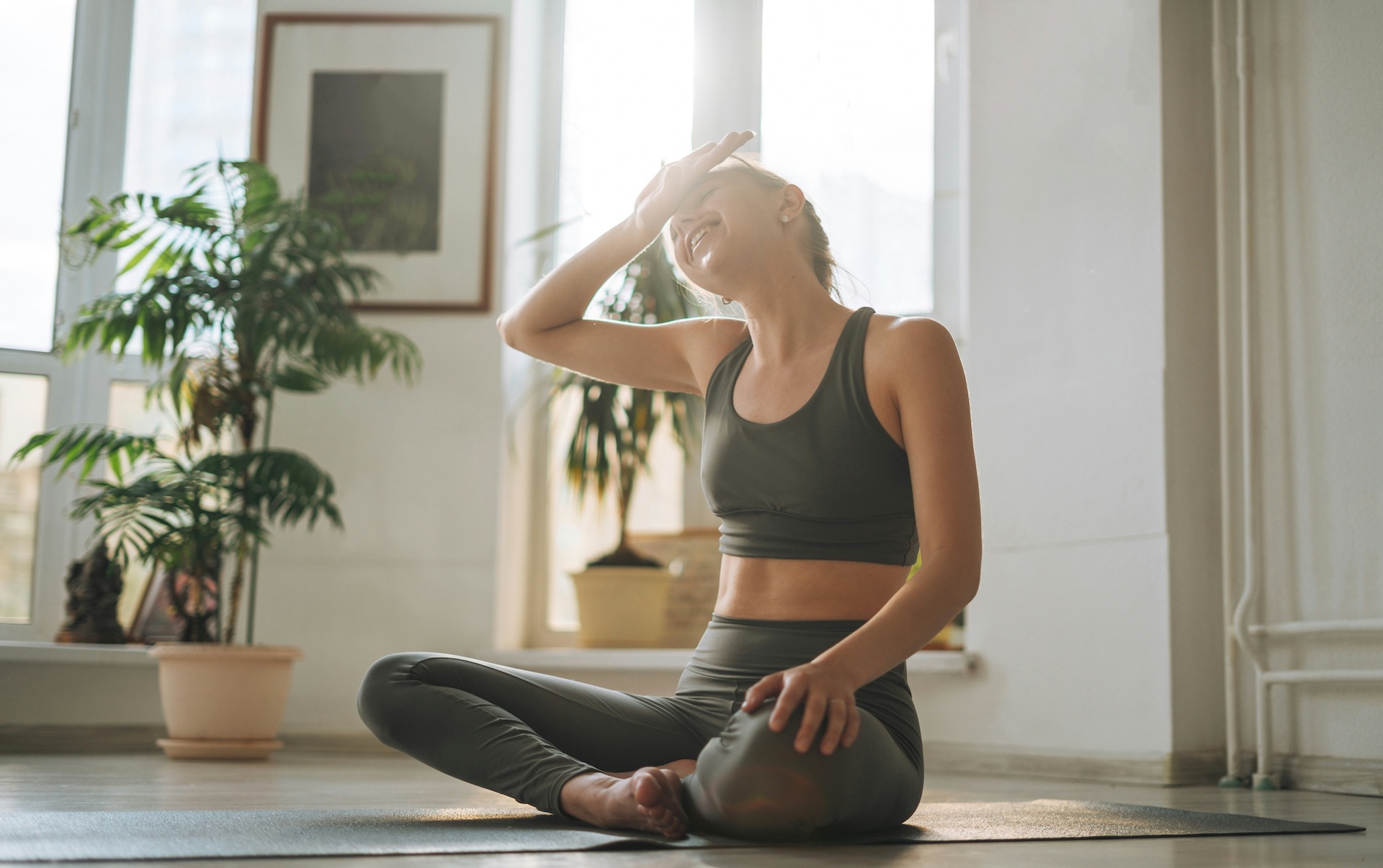 Woman sitting cross-legged on the floor in the resting position used during the sit-to-stand test
